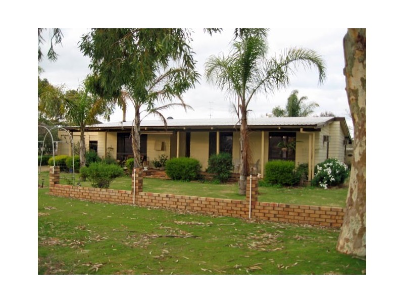 2 Rosselloty Street, Williams WA 6391