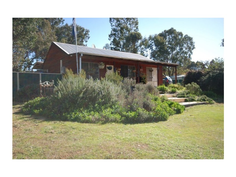 5 Hotham Street, Wandering WA 6308