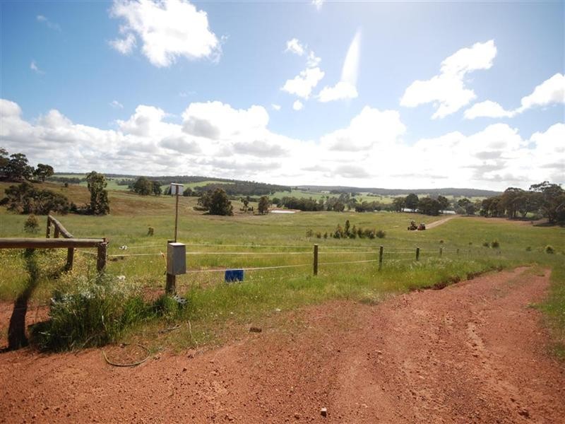3 Pollard Road, Wandering WA 6308