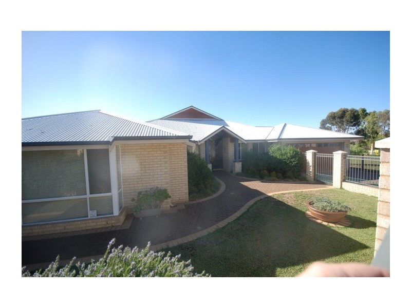 24 Sydney Hall Way, Narrogin WA 6312