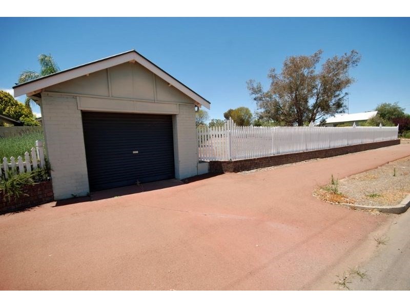 8 Hansard Street, Narrogin WA 6312