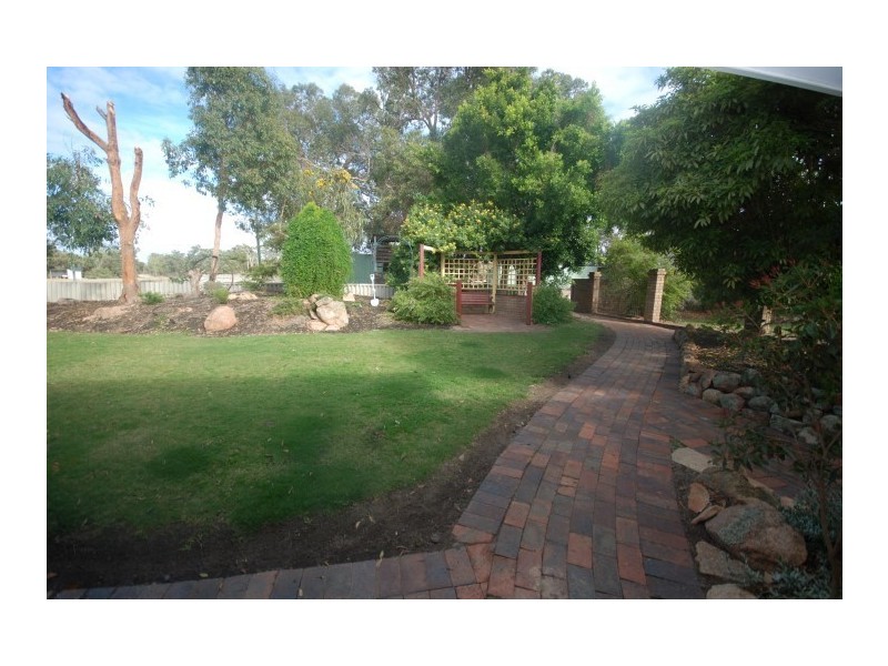 36 Narrakine Road South, Narrogin WA 6312