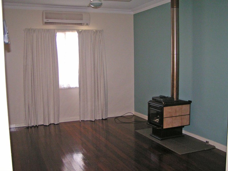 6 White Street, Wandering WA 6308