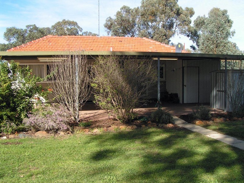 6 White Street, Wandering WA 6308