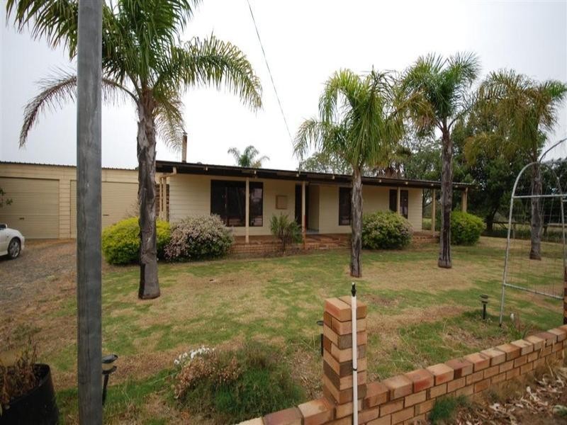 2 Rosselloty Street, Williams WA 6391