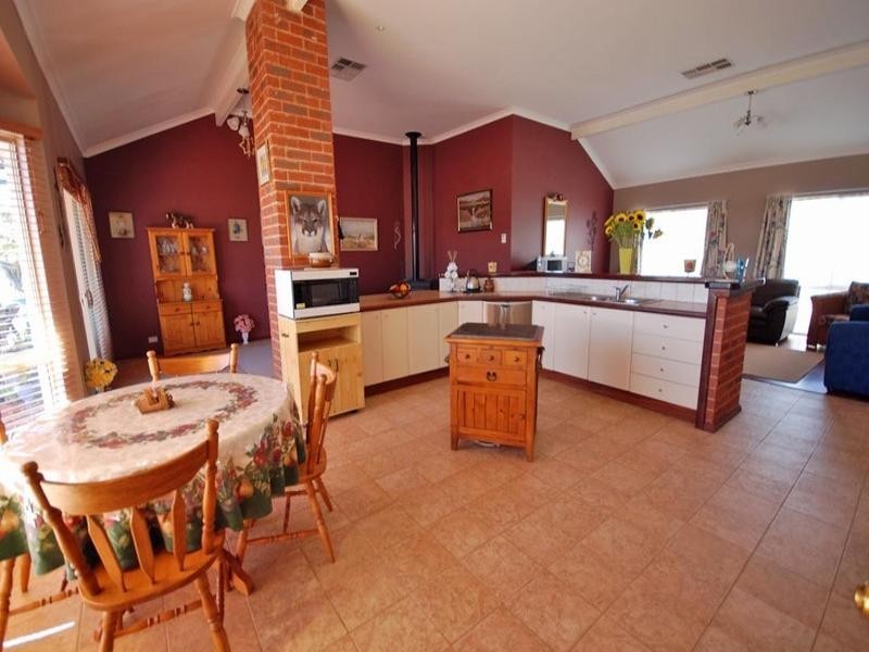 9 Moss Parade, Wickepin WA 6370