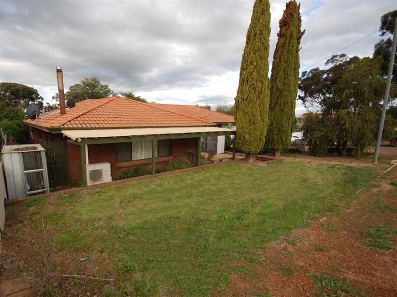 9 Narrakine Road, Narrogin WA 6312