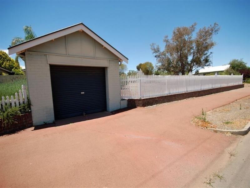 8 Hansard Street, Narrogin WA 6312