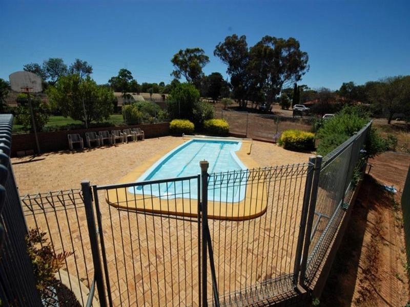 15 Narrakine Road, Narrogin WA 6312