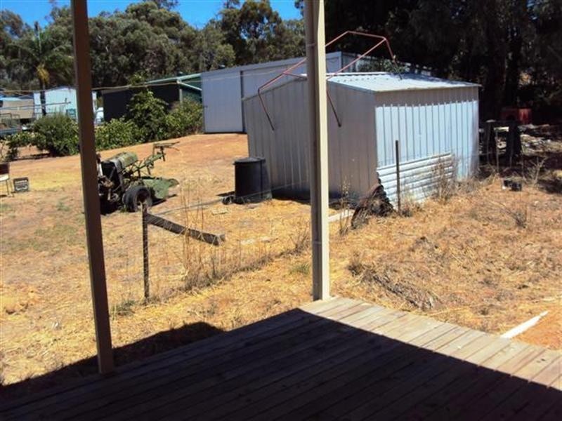 18 White Street, Wandering WA 6308