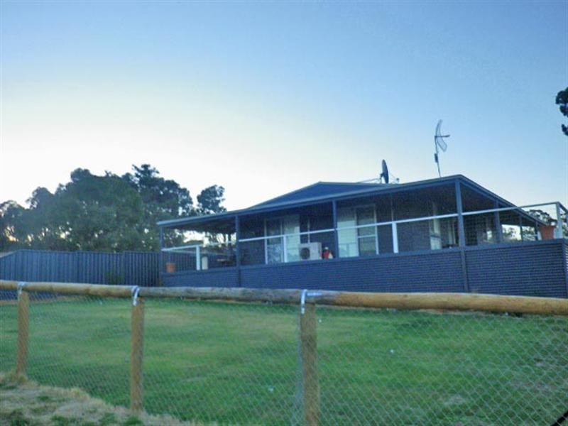 10 Dunmall Drive, Wandering WA 6308