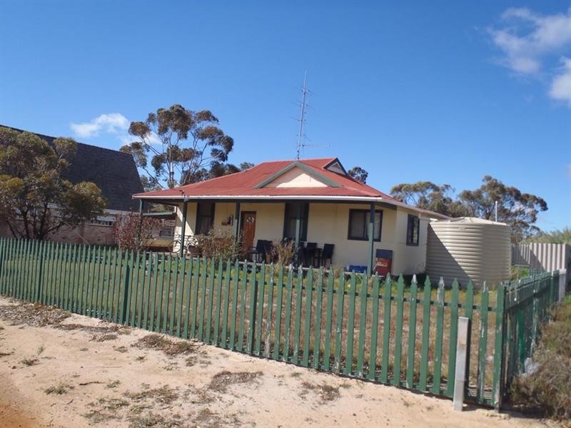 14 Railway Avenue, Harrismith WA 6361
