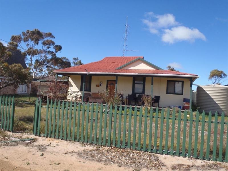 14 Railway Avenue, Harrismith WA 6361