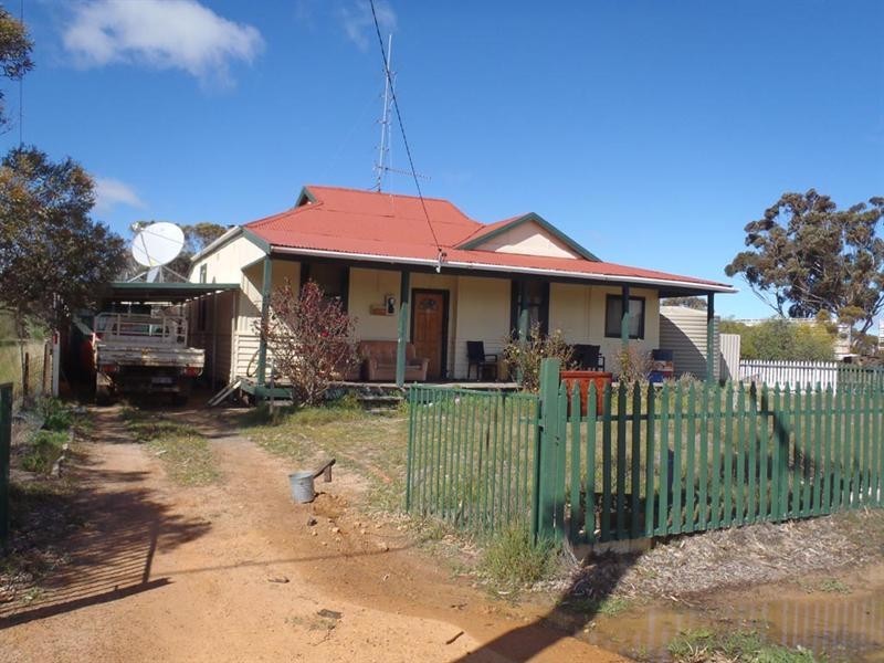 14 Railway Avenue, Harrismith WA 6361