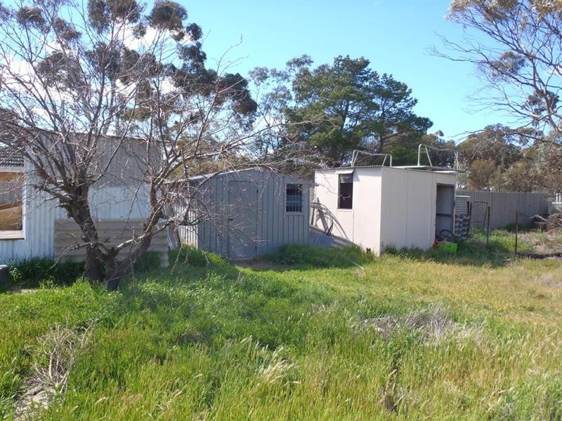 14 Railway Avenue, Harrismith WA 6361