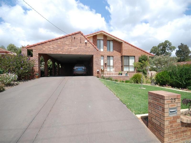 25 Hough Street, Narrogin WA 6312