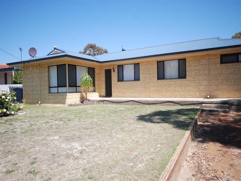 2 Sydney Hall Way, Narrogin WA 6312