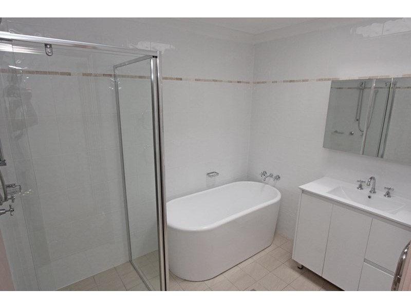 2/11 Lauren Close, Green Point NSW 2251