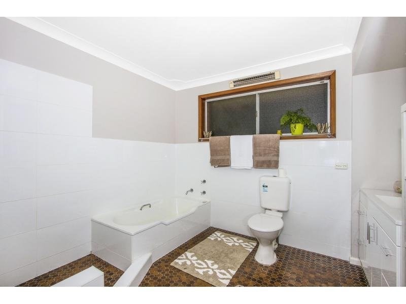 12 Grace Avenue, Point Clare NSW 2250