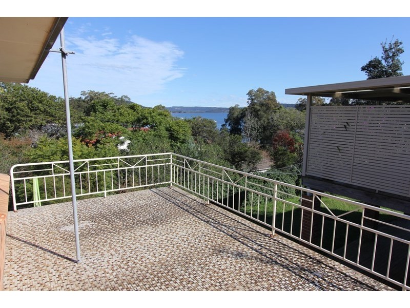 17 Berry Avenue, Green Point NSW 2251