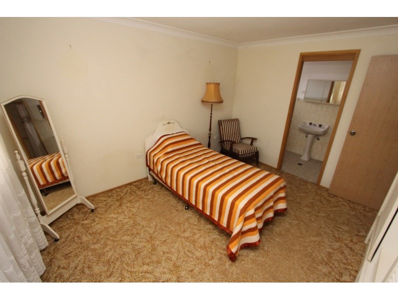 17 Berry Avenue, Green Point NSW 2251