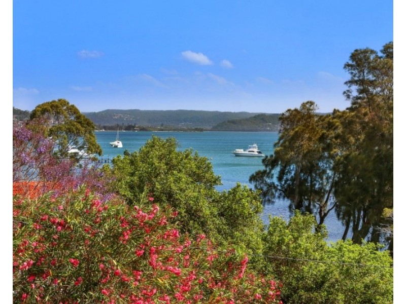 17 Berry Avenue, Green Point NSW 2251