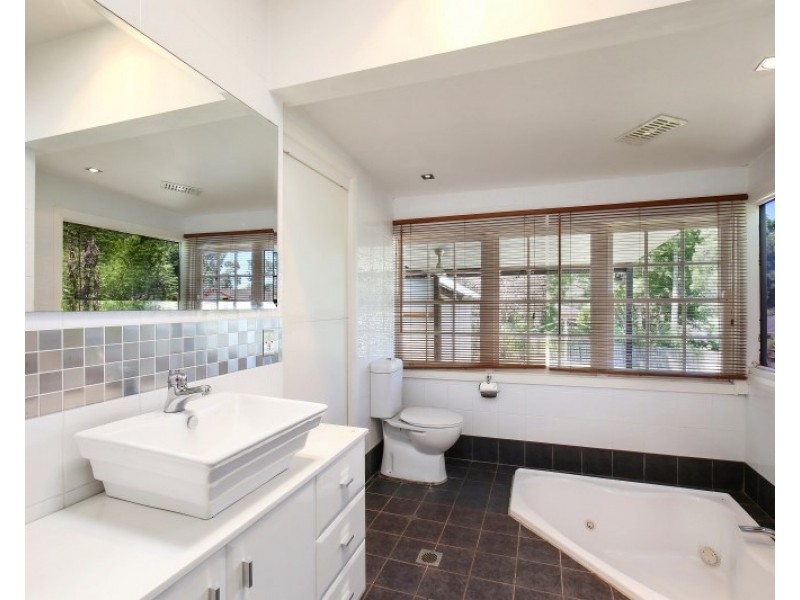 6 Edgewater Avenue, Green Point NSW 2251