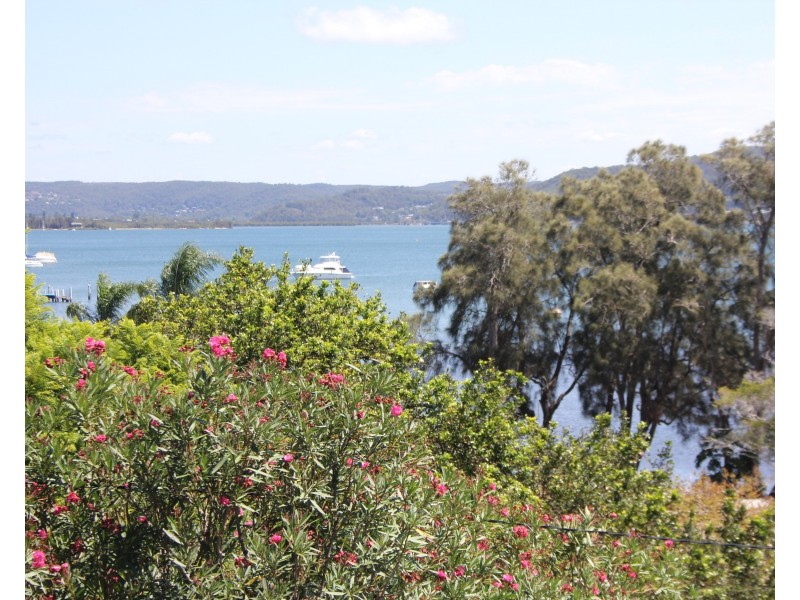 17 Berry Avenue, Green Point NSW 2251