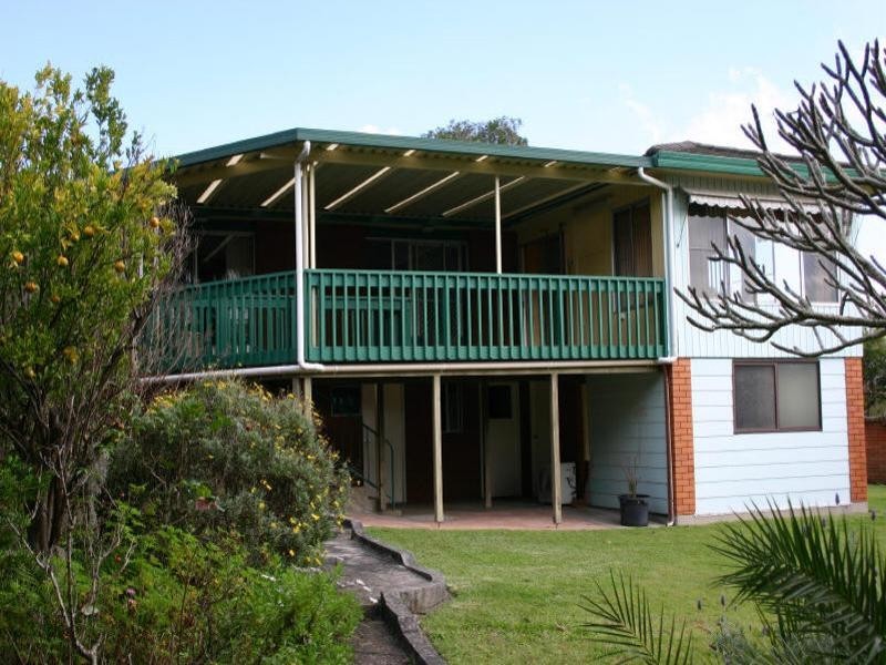 4 Berry Avenue, Green Point NSW 2251