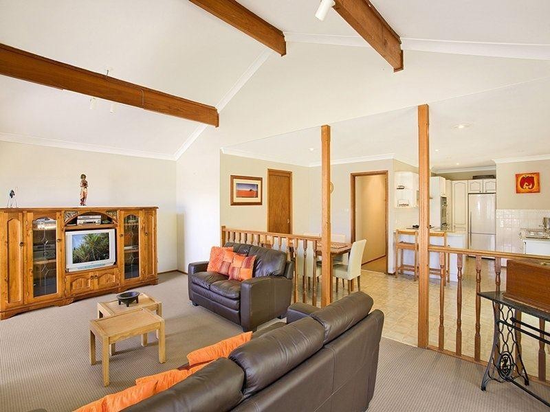 2 Lauren Close, Green Point NSW 2251