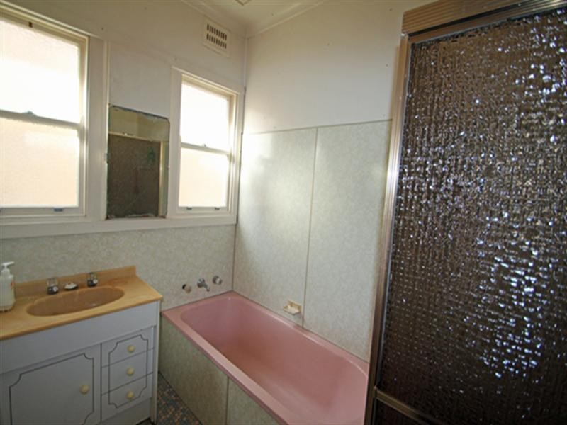 6 White Street, East Gosford NSW 2250