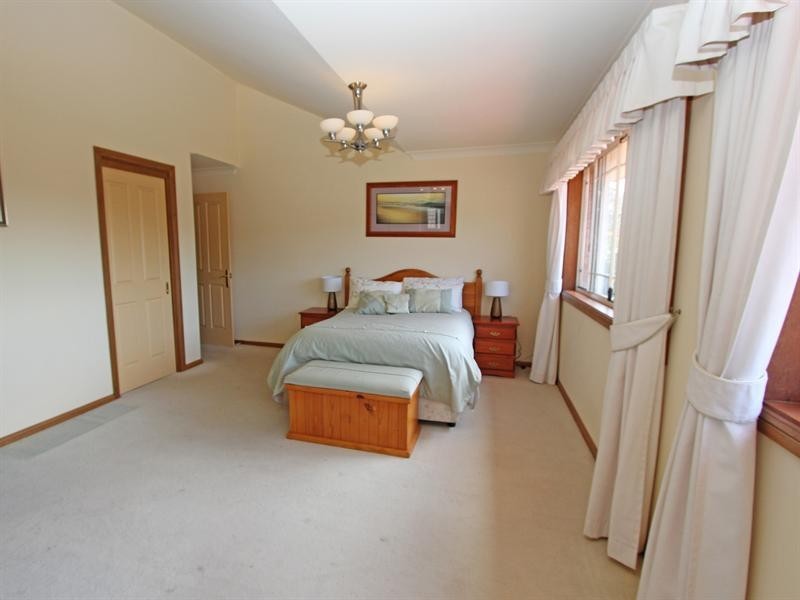 11 Mount Place, Green Point NSW 2251