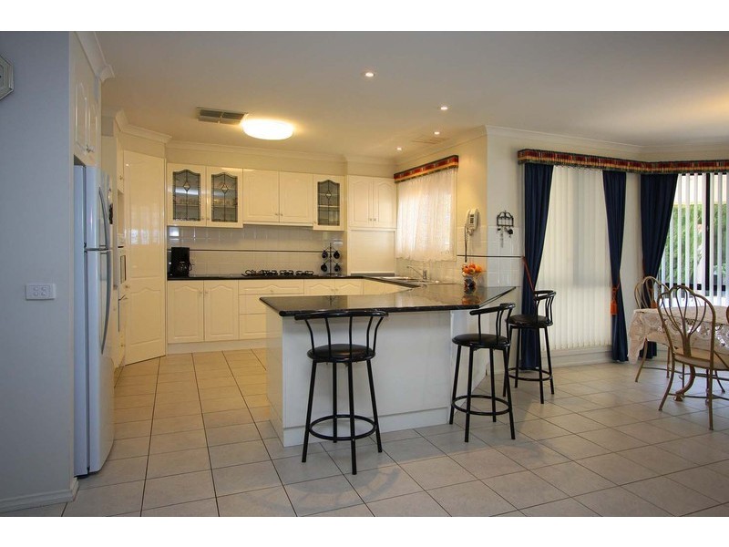 90 Larmer Street, Howlong NSW 2643