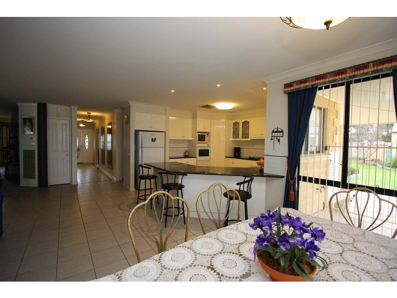 90 Larmer Street, Howlong NSW 2643