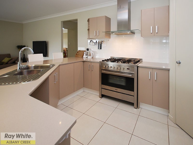 3 Bend Court, Eatons Hill QLD 4037