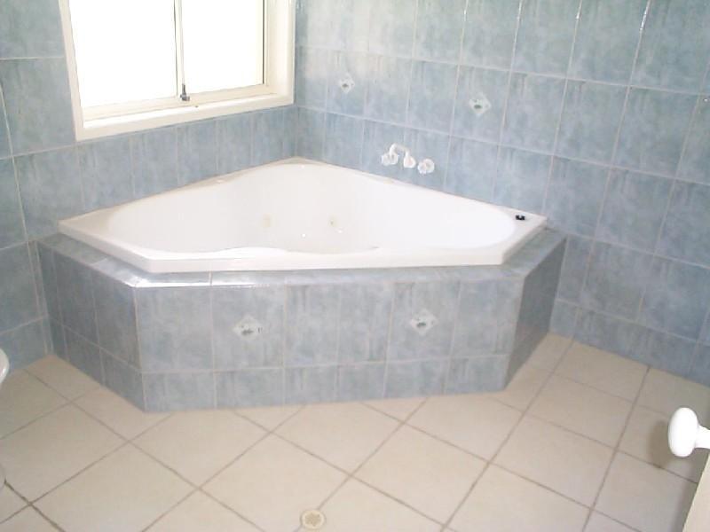 18 Granada Drive, Eatons Hill QLD 4037