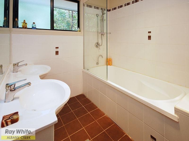 8 Estelle Court, Eatons Hill QLD 4037