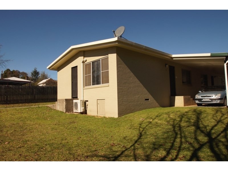 2/13 Railway Parade, Armidale NSW 2350