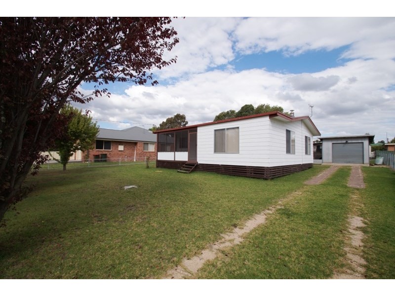 10 Elizabeth Avenue, Uralla NSW 2358