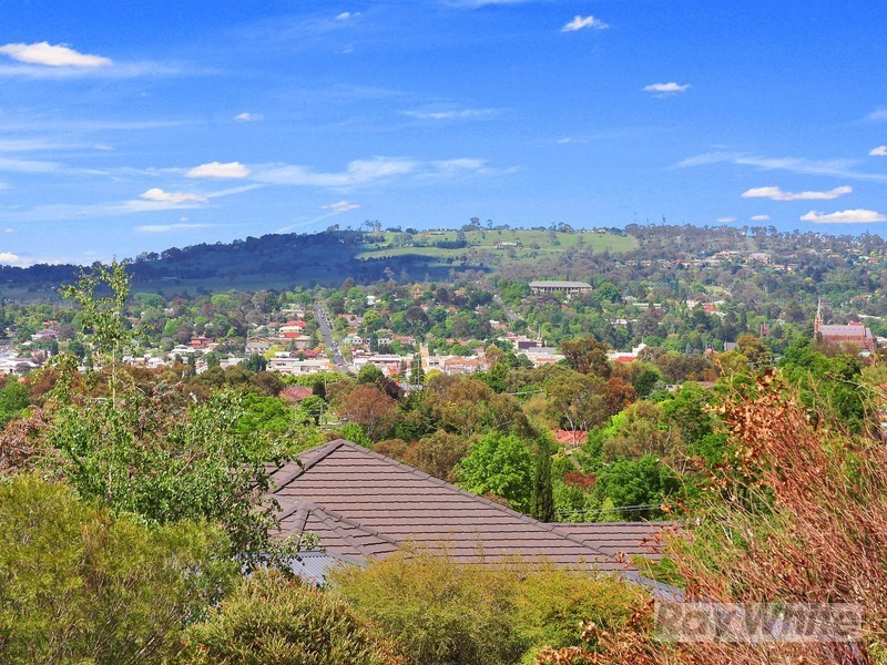 18 McCarthy Crescent, Armidale NSW 2350