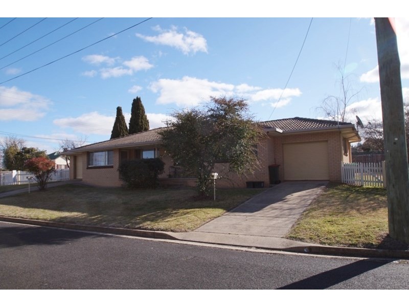 2/2 Kenalmac Avenue, Armidale NSW 2350