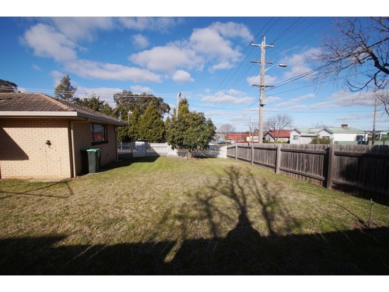 2/2 Kenalmac Avenue, Armidale NSW 2350