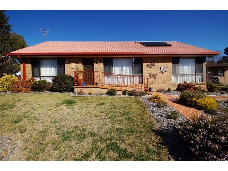 4 Bishop Crescent, Armidale NSW 2350