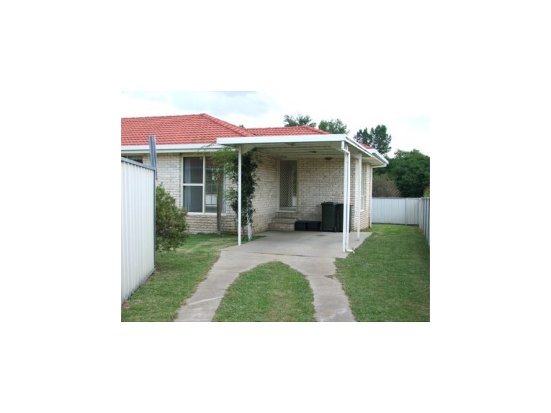 2/11 Centennial Close, Armidale NSW 2350