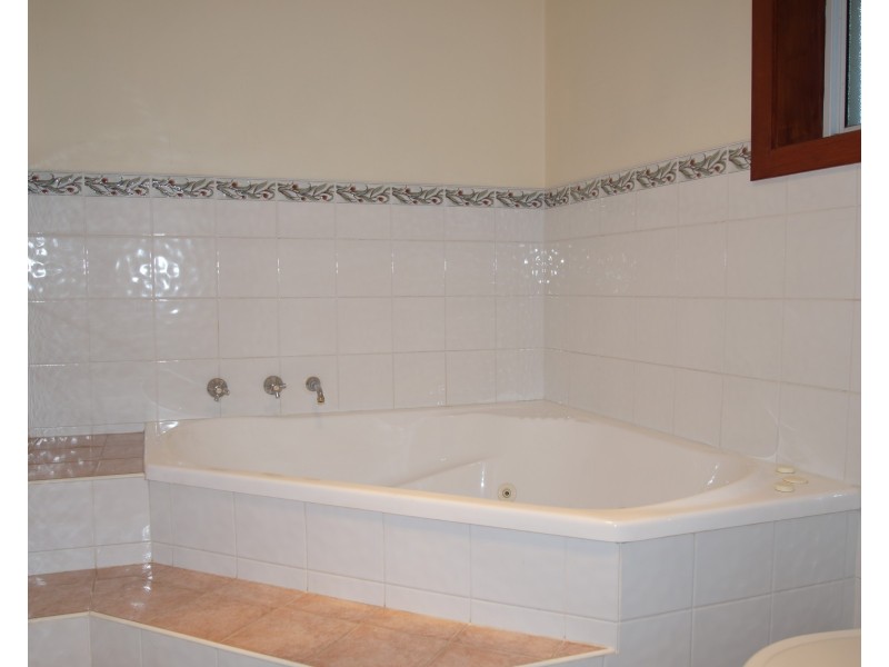 2A Campion Parade, Armidale NSW 2350