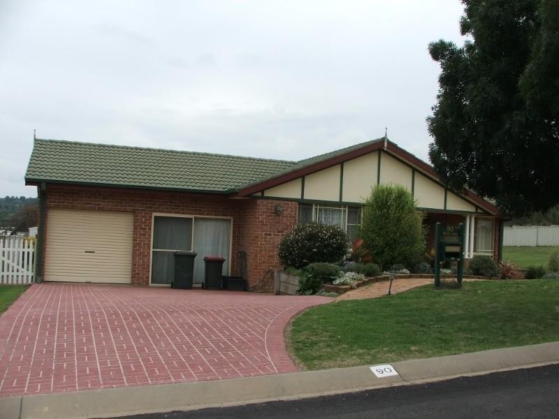 90 Fittler Close, Armidale NSW 2350