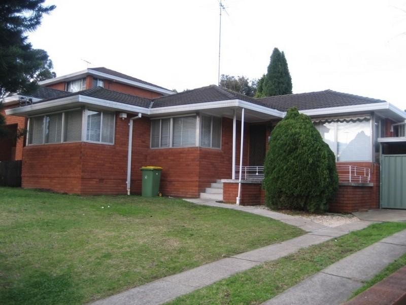 4 Amaroo Avenue, Georges Hall NSW 2198