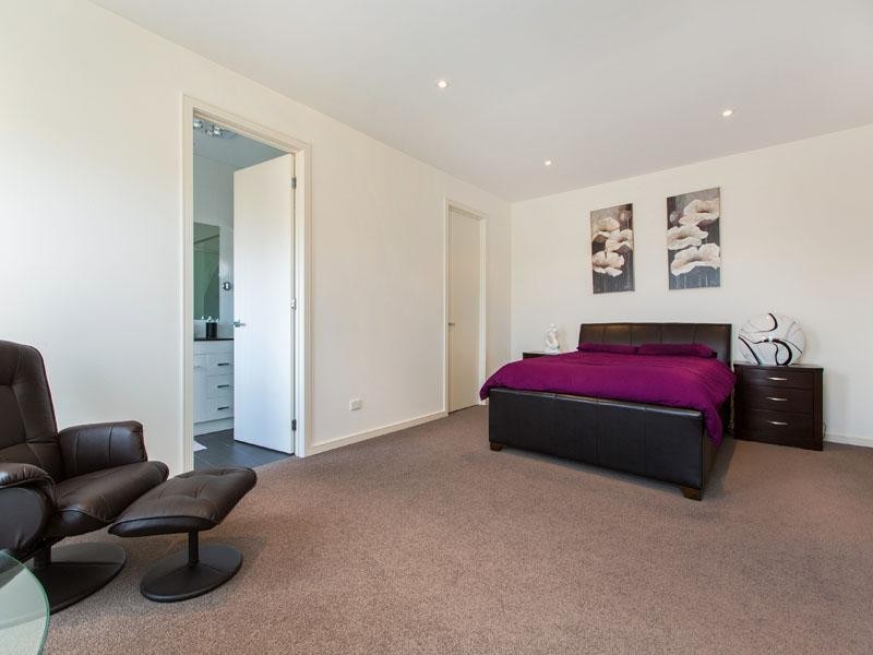 21B Friendship Square, Cheltenham VIC 3192