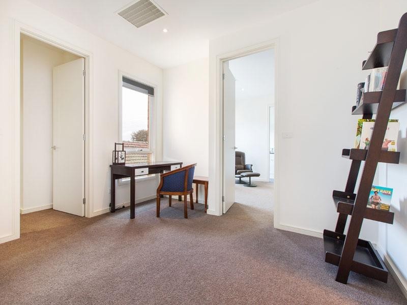 21B Friendship Square, Cheltenham VIC 3192