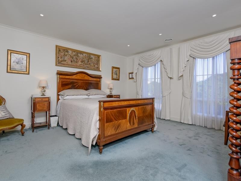 24 Fernhill Drive, Dingley Village VIC 3172